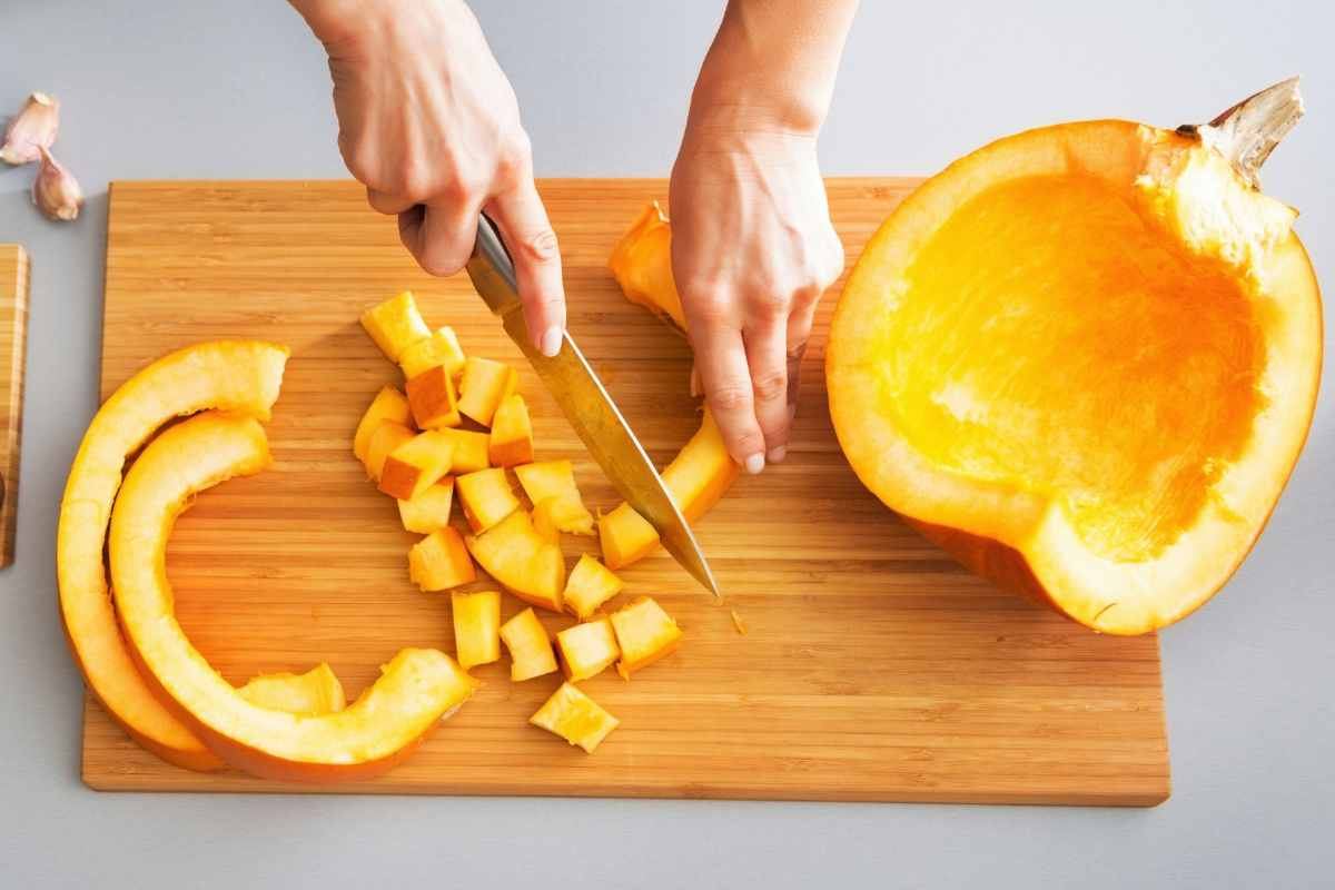persona che taglia la zucca