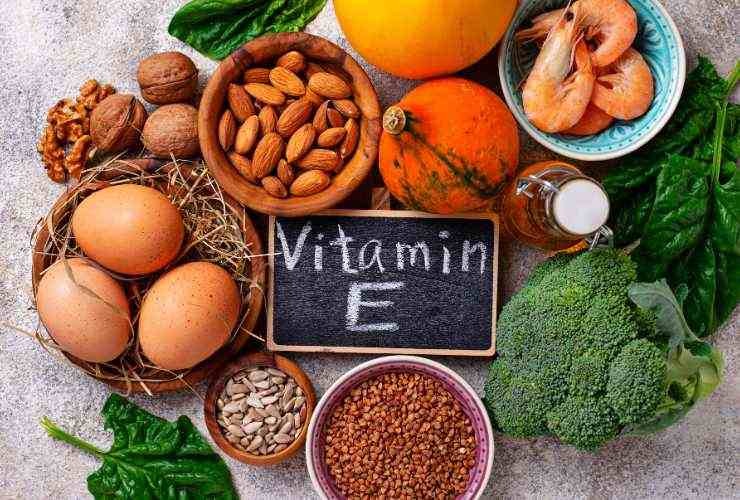 alimenti vari e lavagna con la scritta "vitamina E"