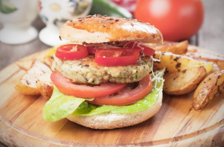 burger con verdure e accento delle patatine fritte