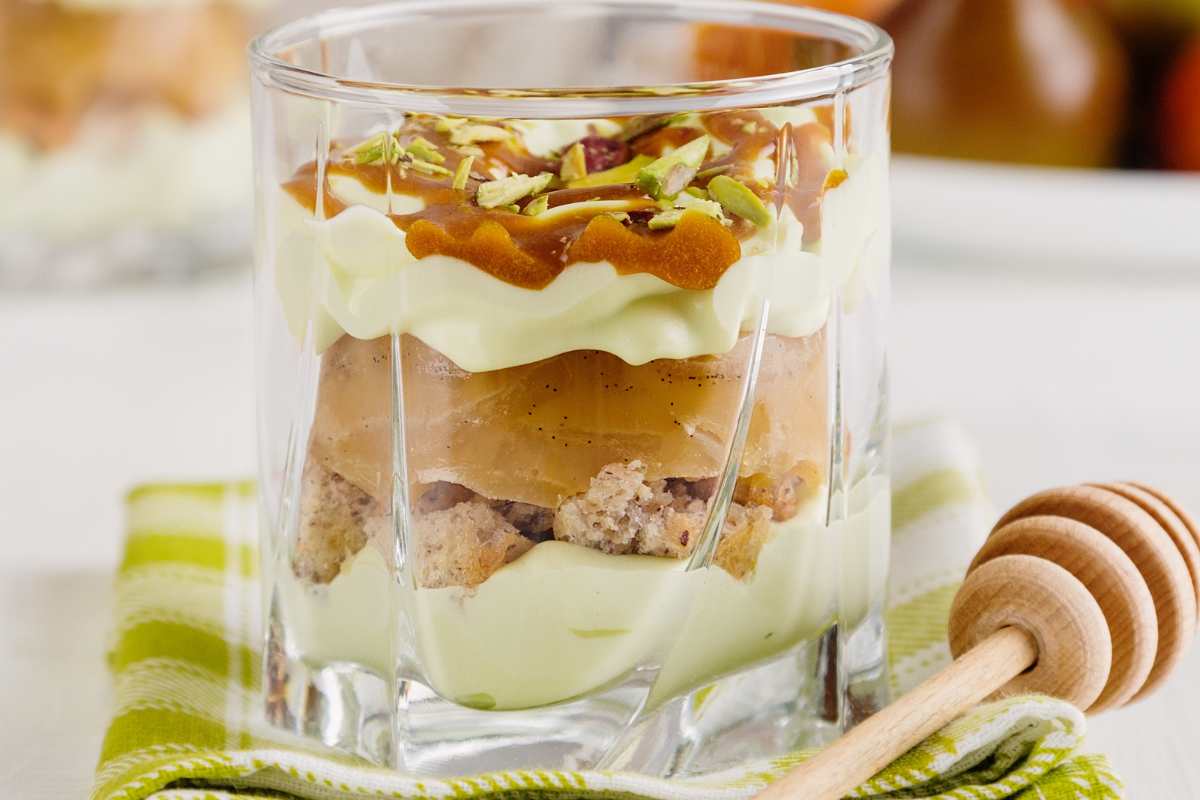 coppetta di mousse pere, amaretti miele e mandorle
