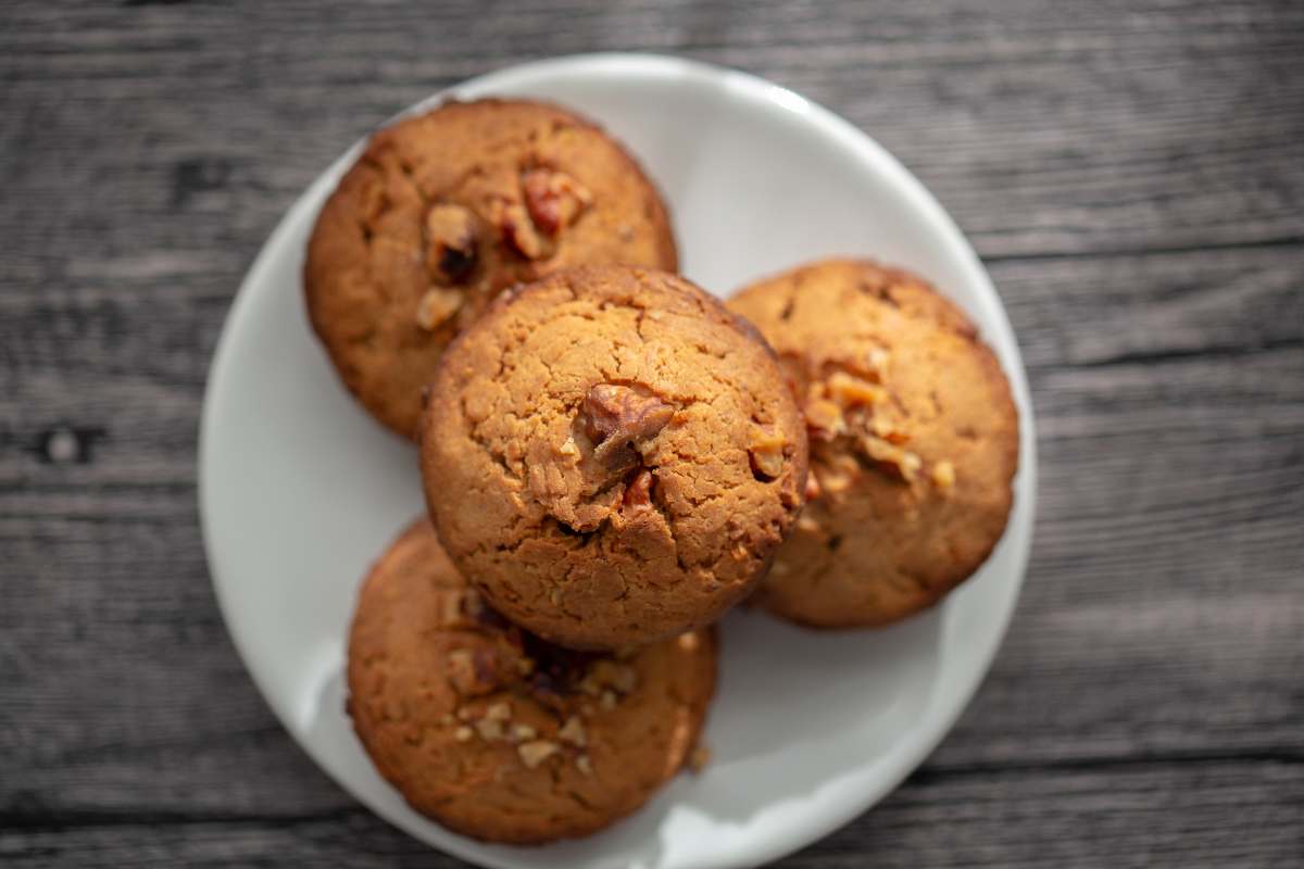 piatto con muffin alle noci