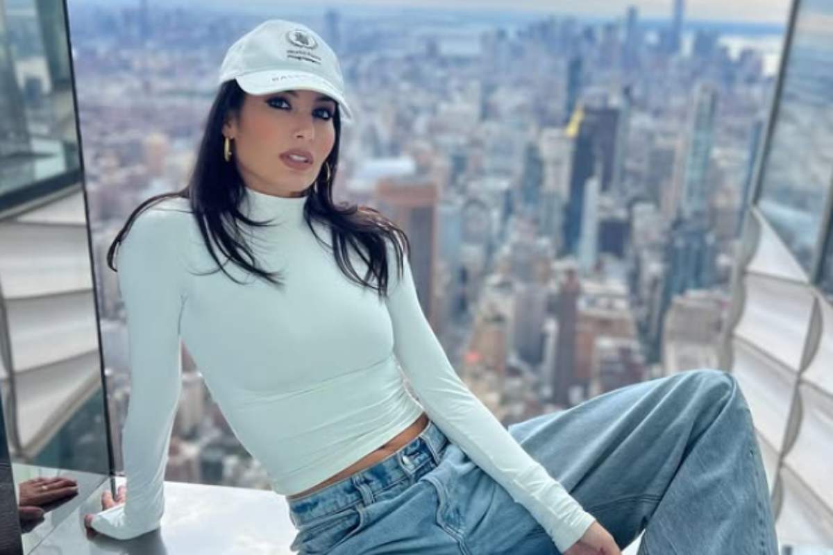 elisabetta gregoraci seduta sul davanzale della finestra a new york