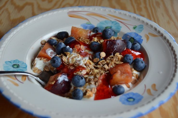 ciotola con yogurt, frutta e granola