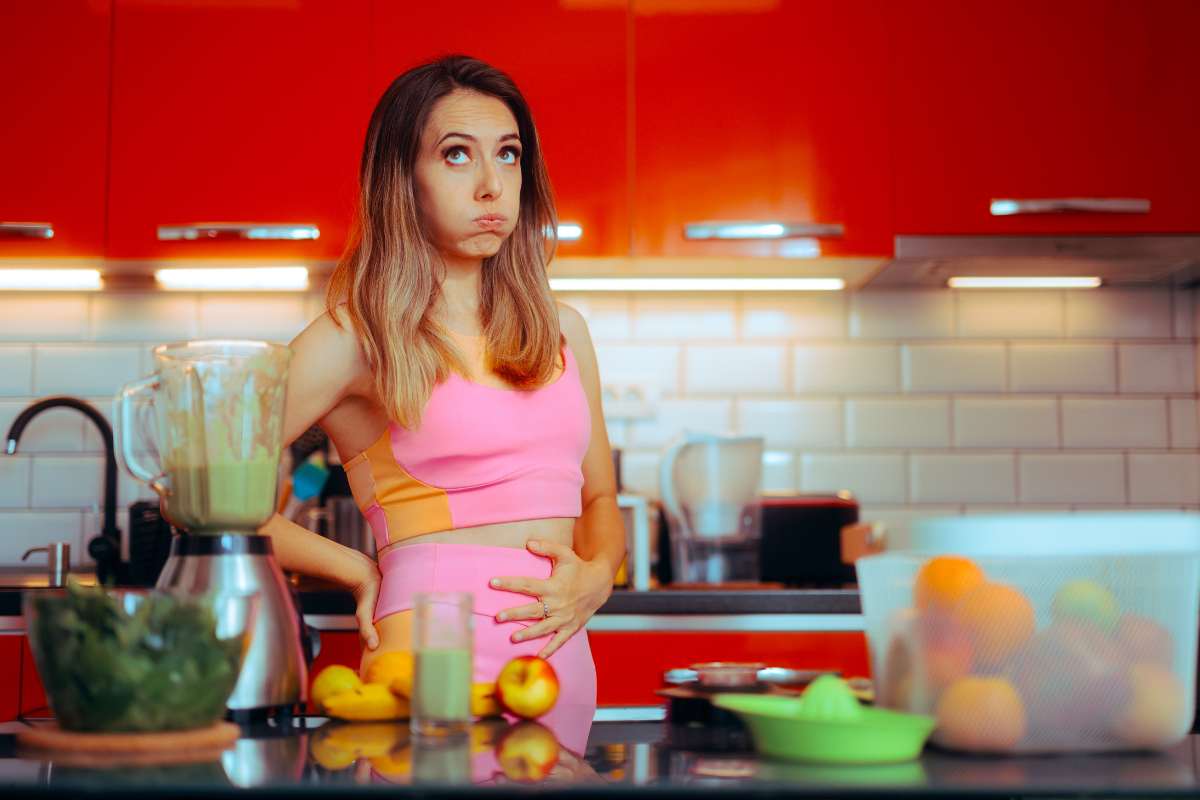 donna con ancia gonfia in cucina