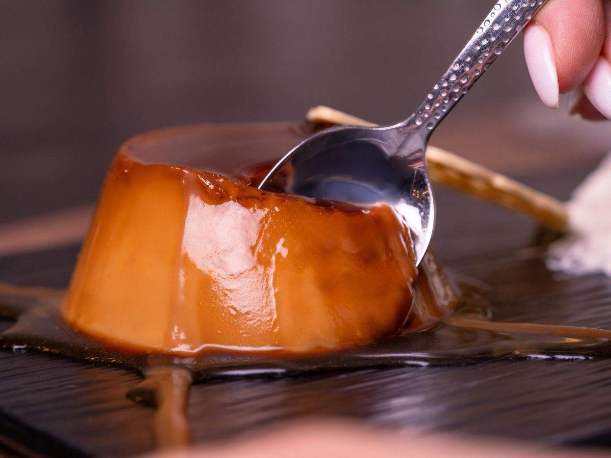 un flan morbido con un cucchiaino