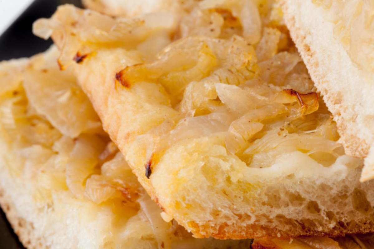 pezzi di focaccia ricoperti di cipolle