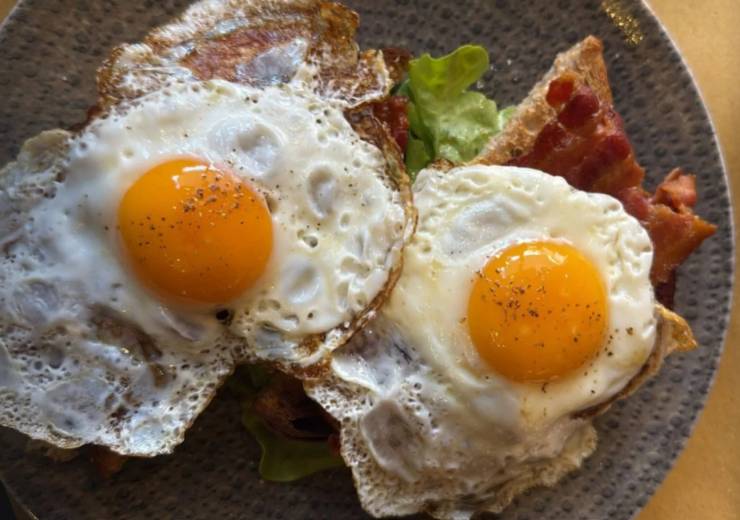 uova strapazzate con pane tostato pancetta e lattuga