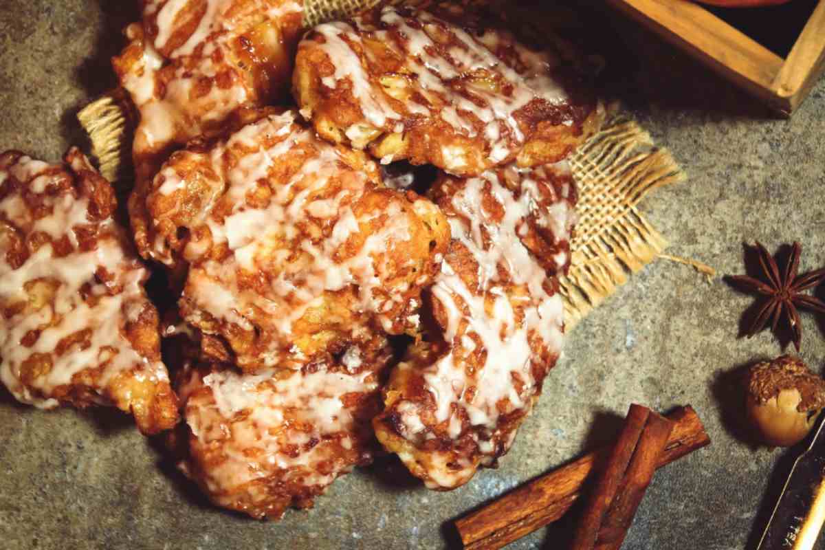 frittelle dorate con glassa in un piatto