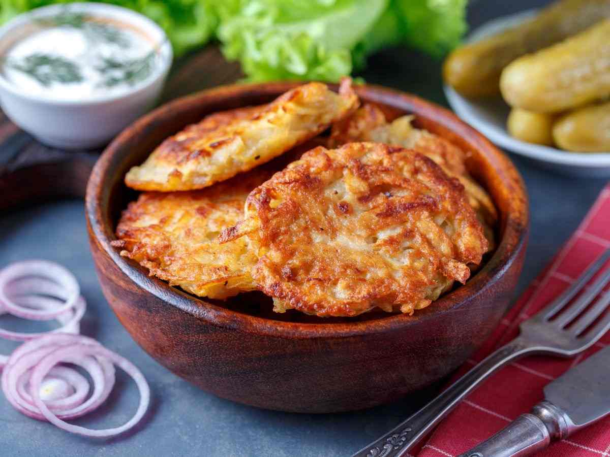 delle frittelle raccolte in una ciotola