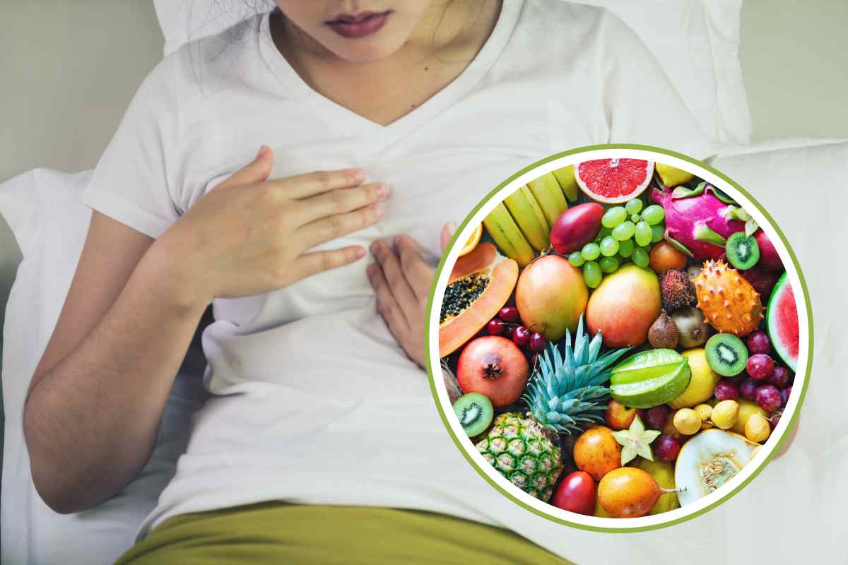Una donna col reflusso e della frutta