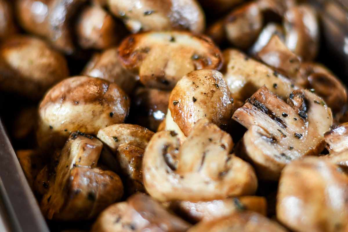 funghi grigliati sparsi in teglia