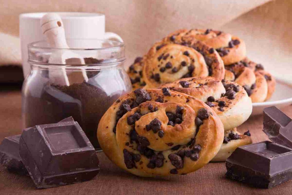 girelle con le gocce di cioccolato vicino a un contenitore con del cacao