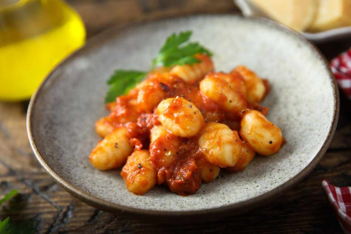 gnocchi al sugo con basilico in un piatto