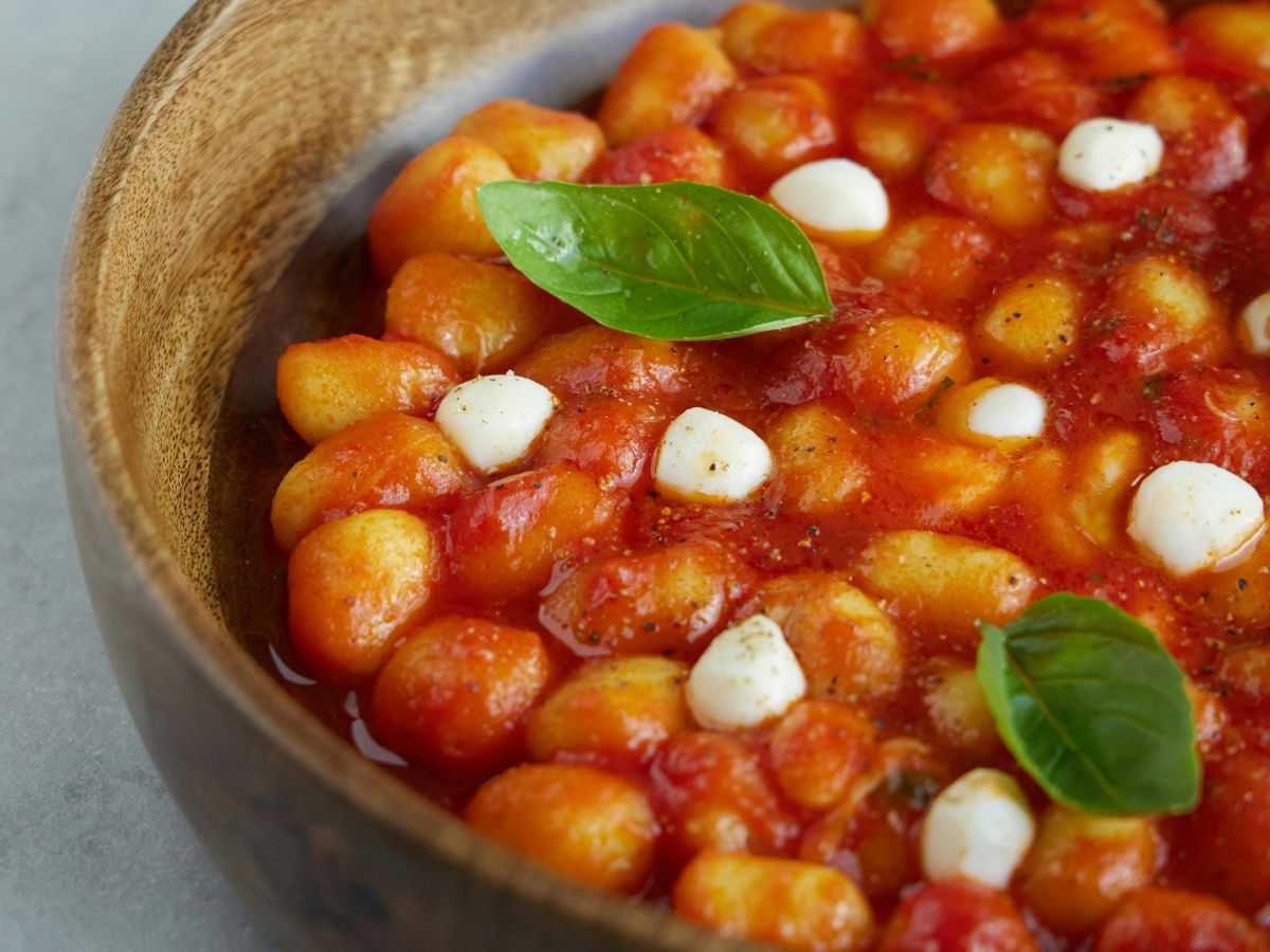 una ciotola con dentro gnocchi al pomodoro