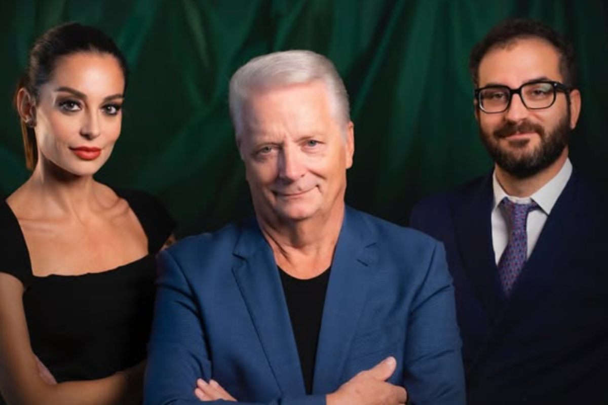 iginio massari con accanto i due figli debora e nicola