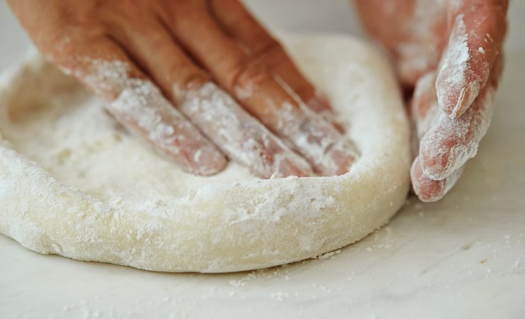 stendere impasto della pizza