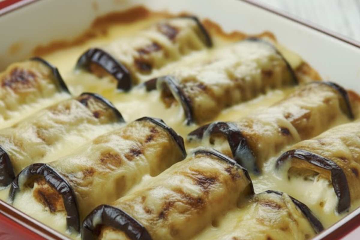 teglia con involtini di melanzane ricoperti di besciamella