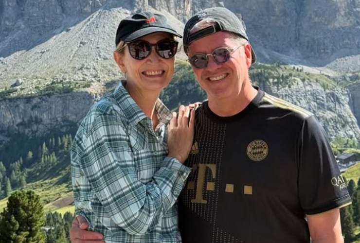 ernst knam abbracciato alla moglie