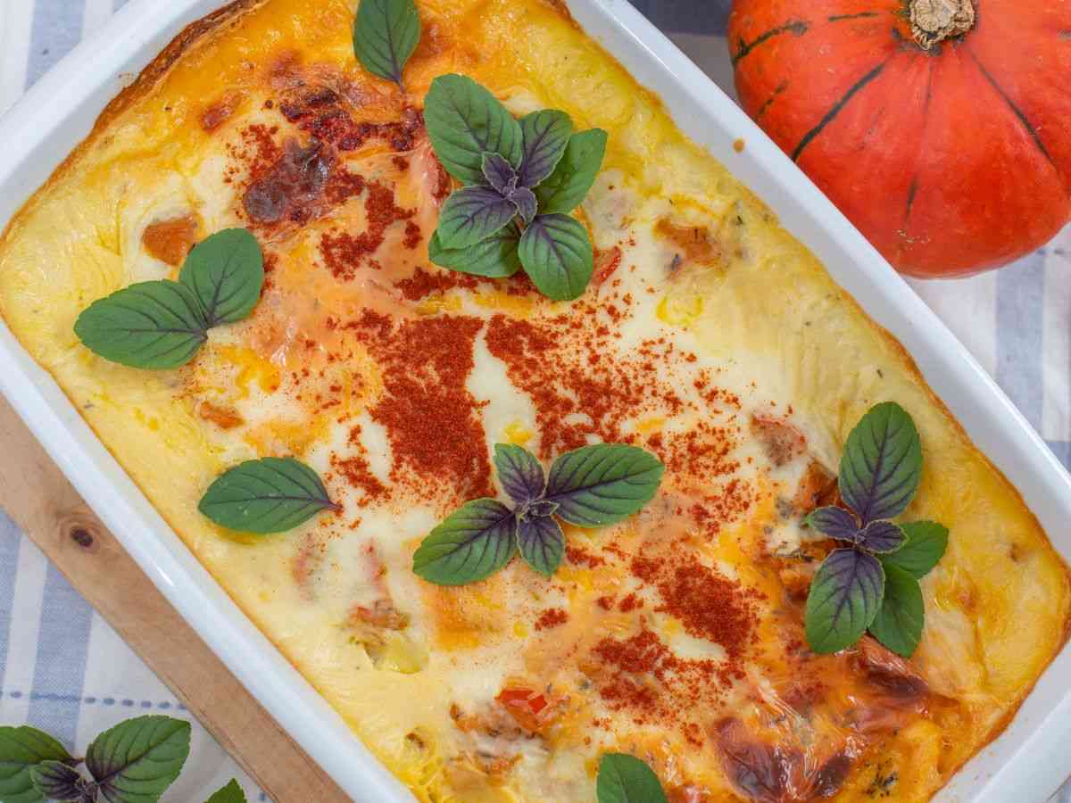 una teglia di lasagne a base di zucca