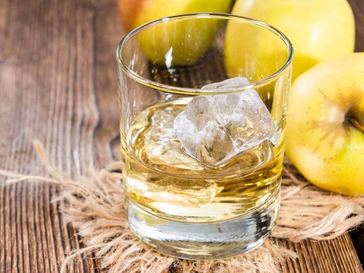 un bicchierino con ghiaccio e liquore