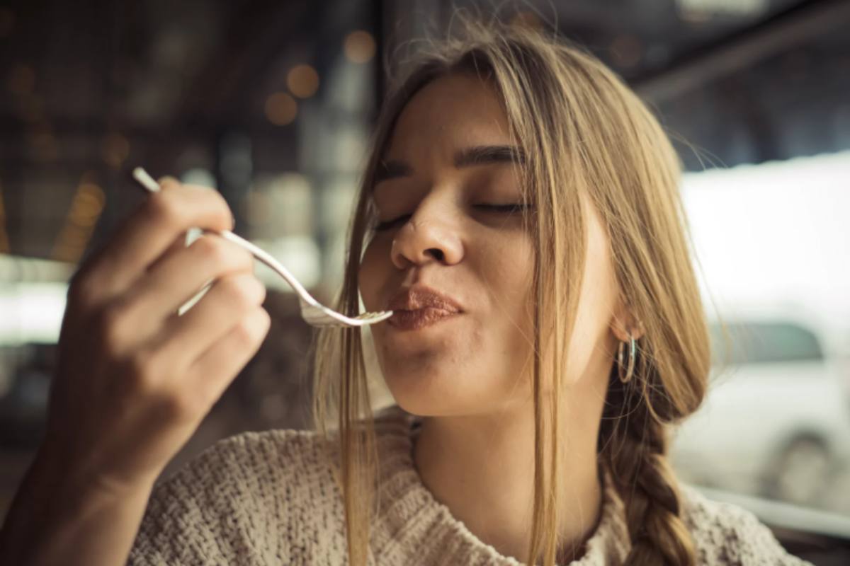 donna che mangia con gli occhi chiusi