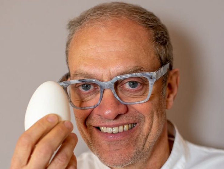 chef nicola batavia con in mano un uovo