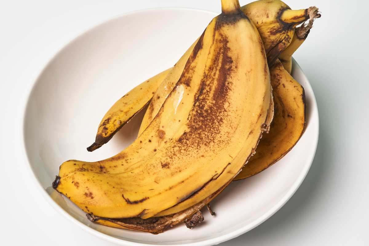 piatto con buccia banana