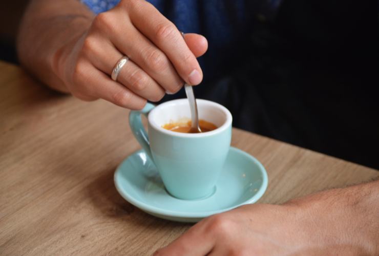 mescolare il caffè con il cucchiaino