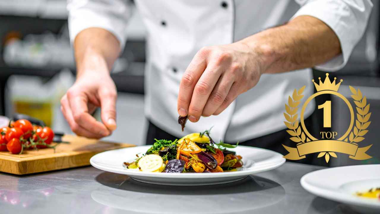 Un piatto preparato da uno chef
