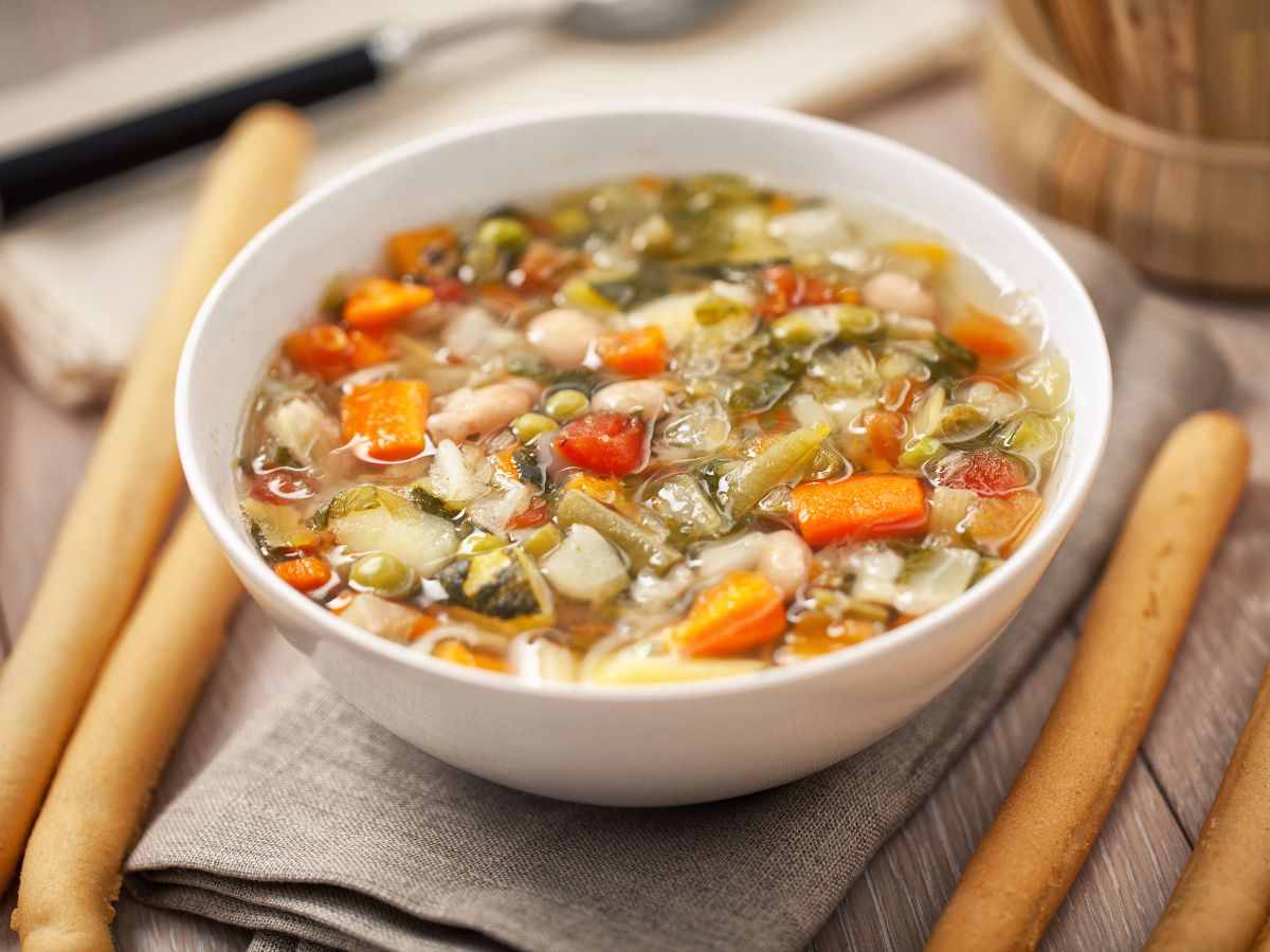 ciotola con minestrone di verdure autunnali