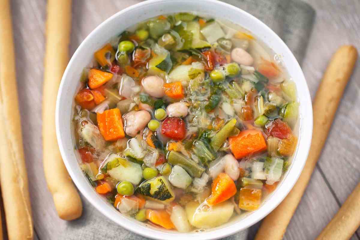 minestrone in brodo con verdure