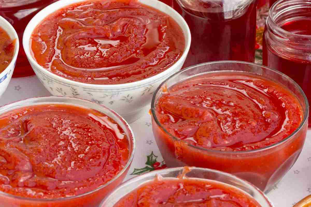 mostarda d'uva rossa in tante ciotole