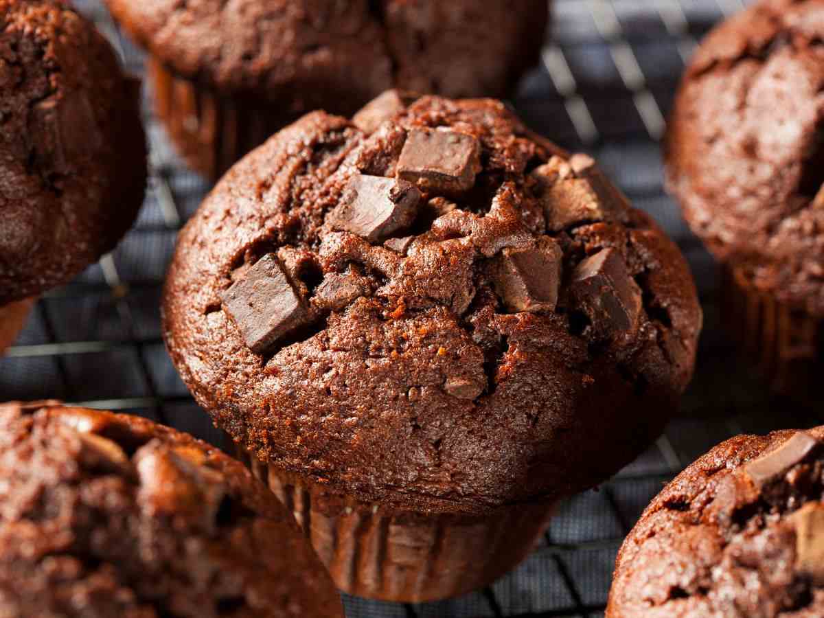 dei muffin al cioccolato con pezzi di cioccolato