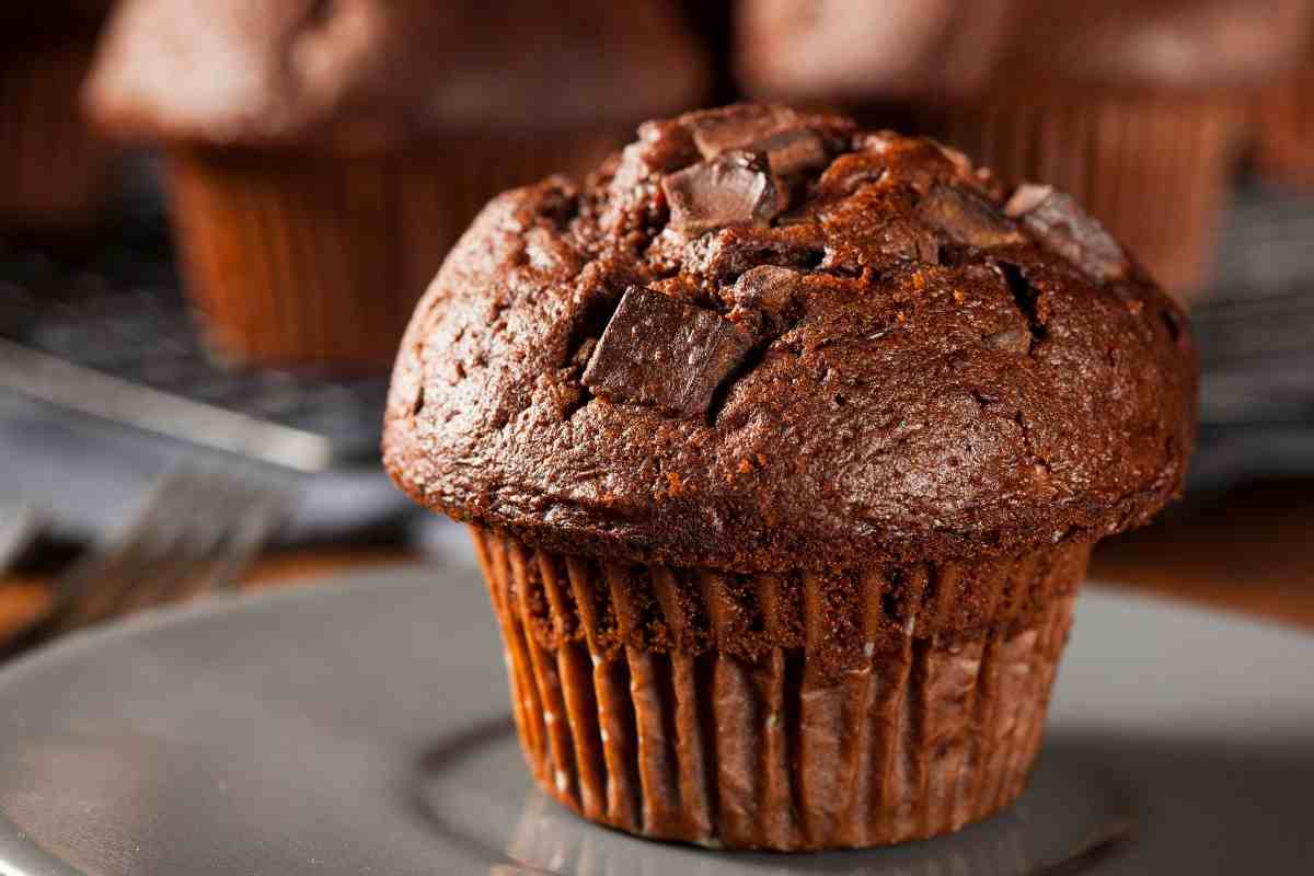 un muffin al cioccolato