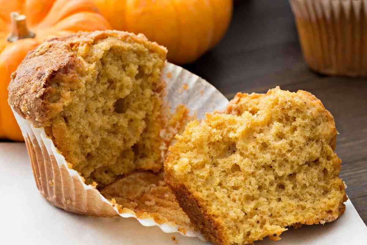 un muffin alla zucca soffice tagliato a metà