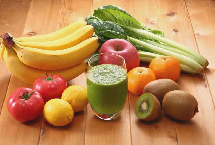 frutta mista sul tavolo e bicchiere di frullato
