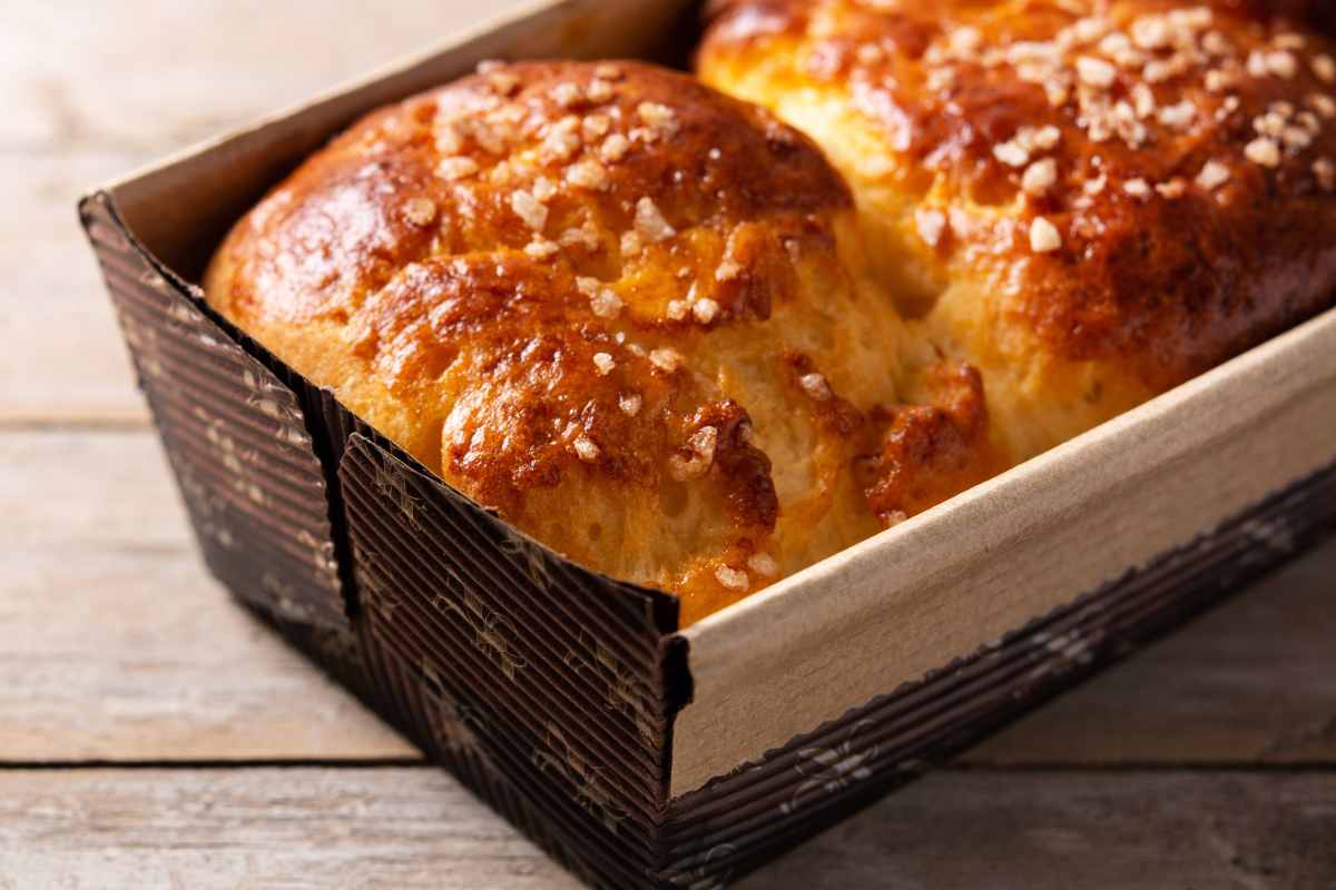 pan brioche con granella di zucchero