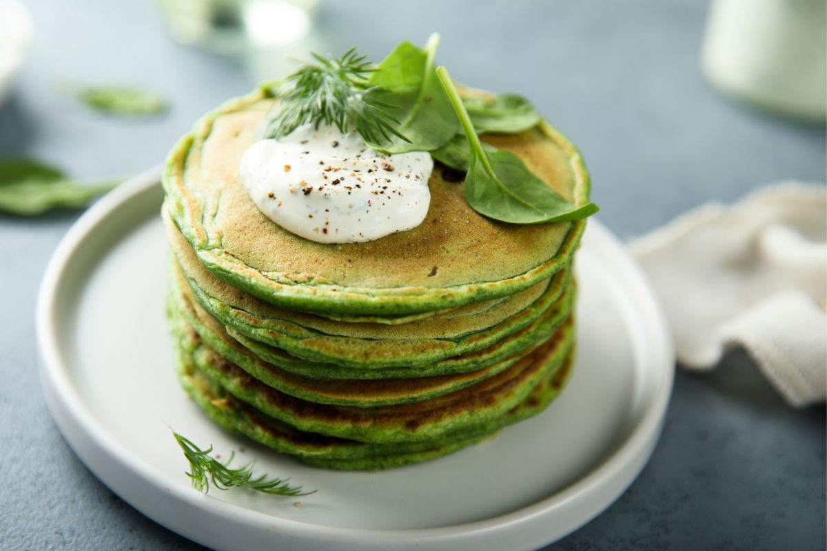 piatto con pancake verdi