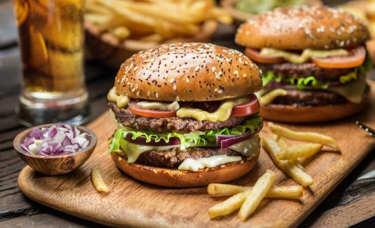 hamburger con patatine su tagliere di legno
