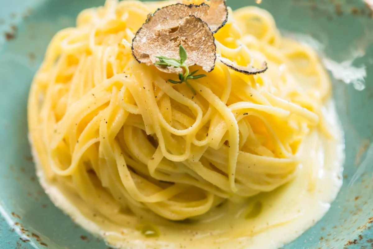 piatto di pasta cremosa con arancia e panna