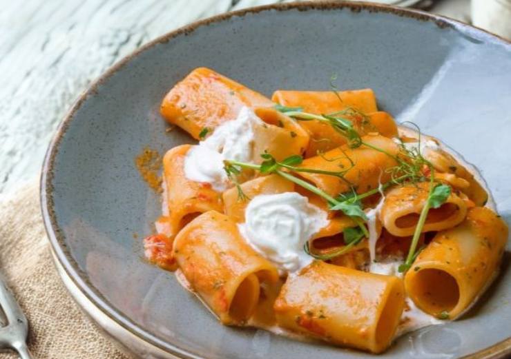 paccheri al sugo con gocce di formaggio fresco cremoso