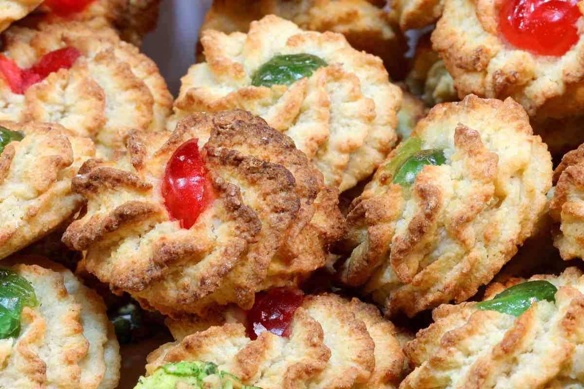 paste di mandorla con ciliegie candite