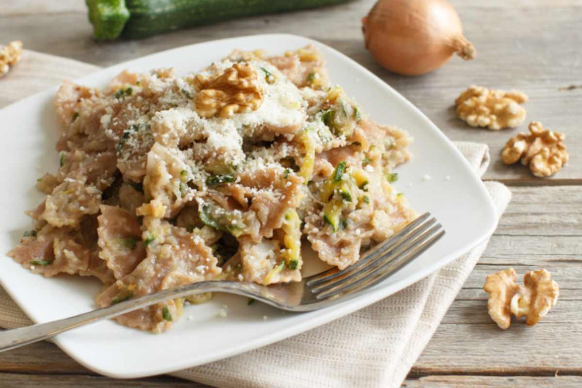 pasta condita con zucchine e noci