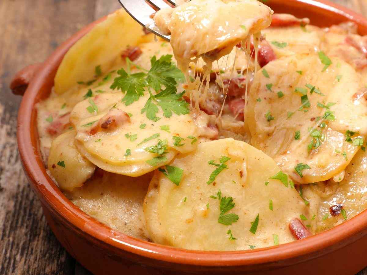 una terrina di patate con formaggio e pancetta