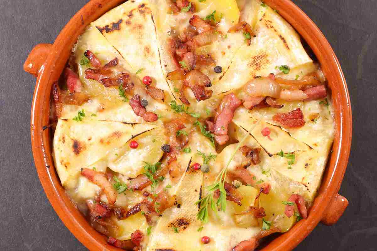 patate con camembert e pancetta in superficie