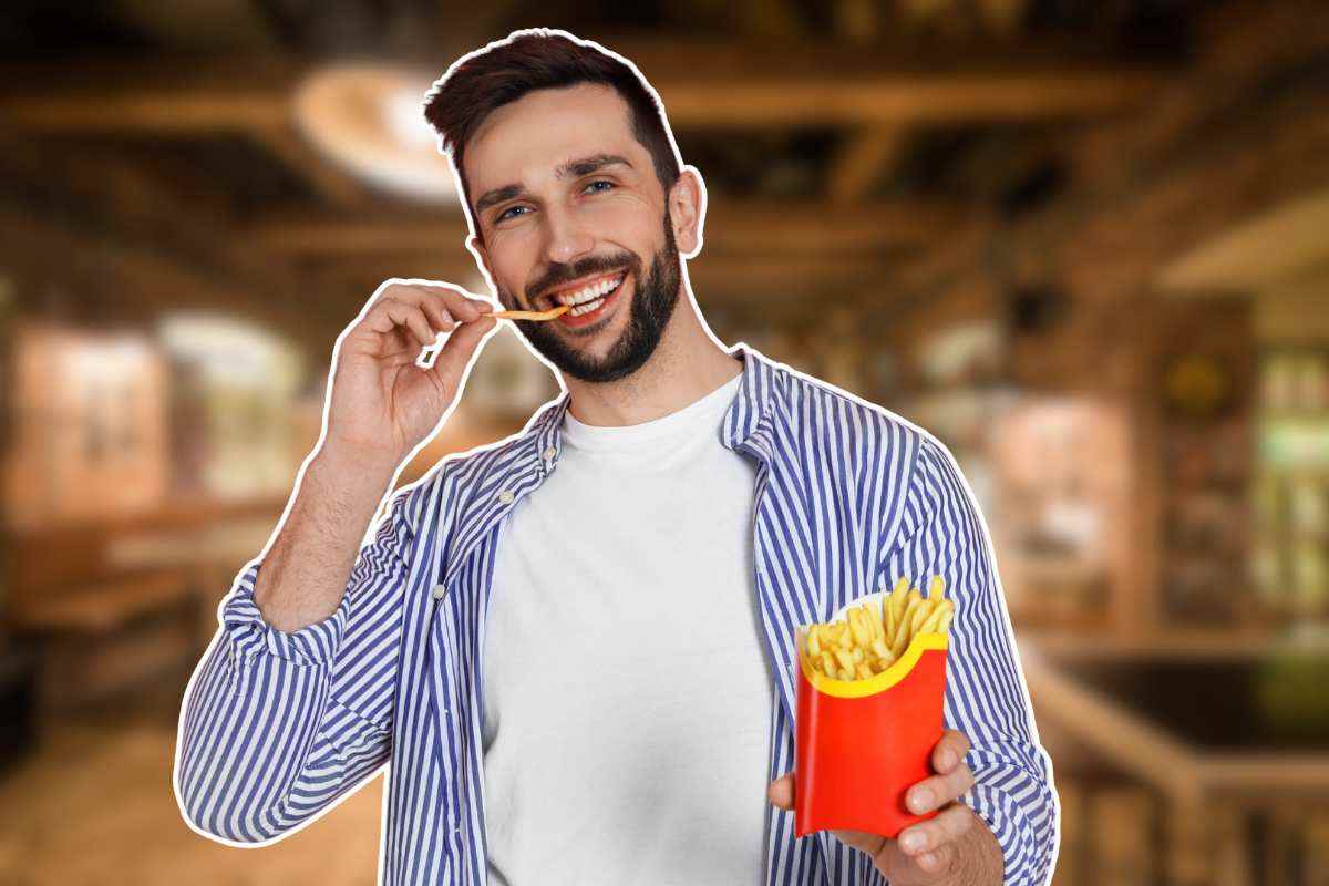 ragazzo in primo piano che mangia le patatine fritte