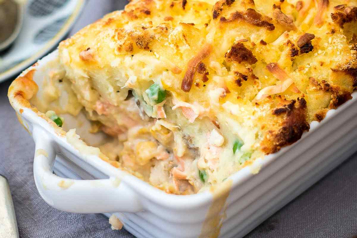 pirofila con sformato di patate, salmone e piselli