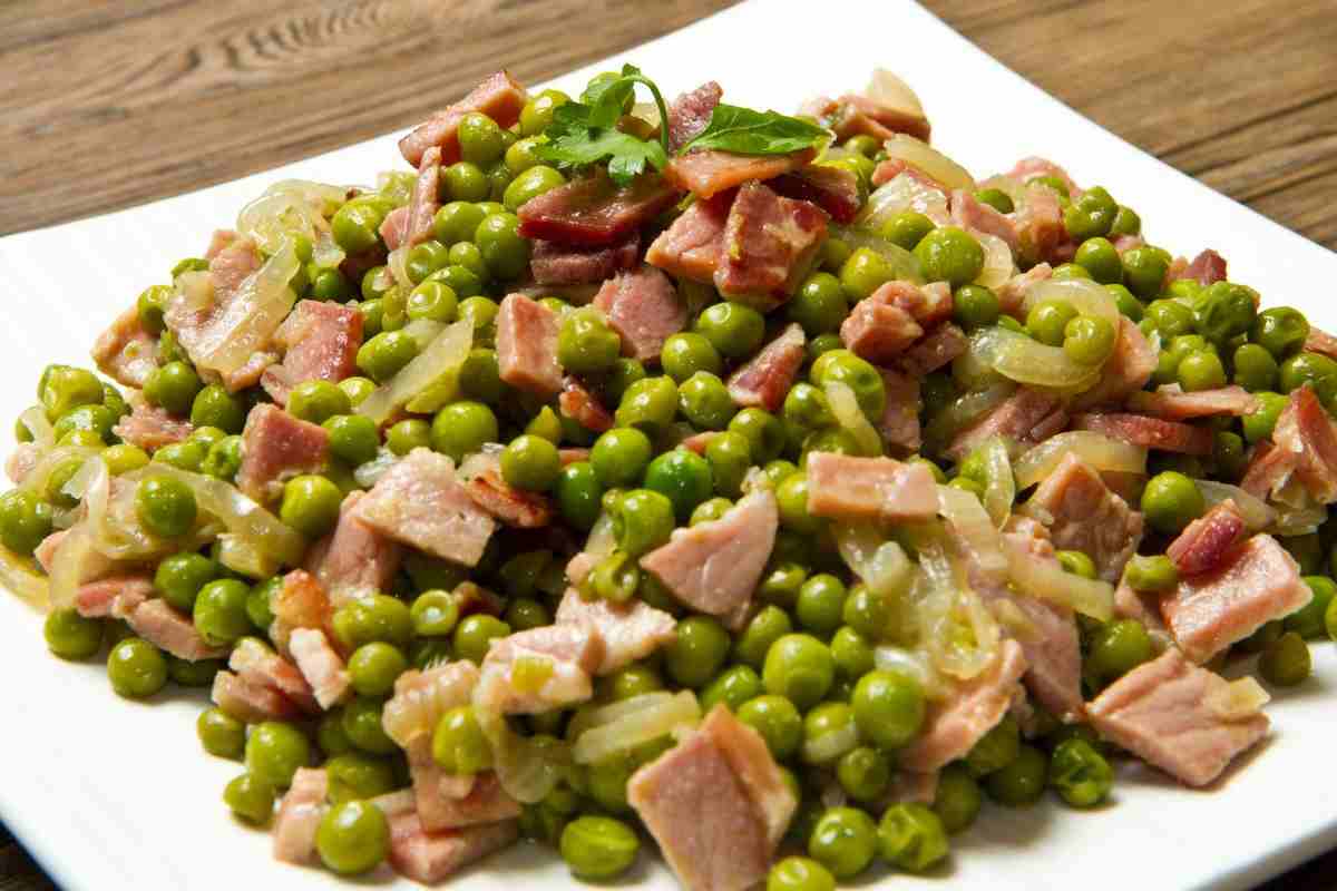 piatto di piselli con pancetta