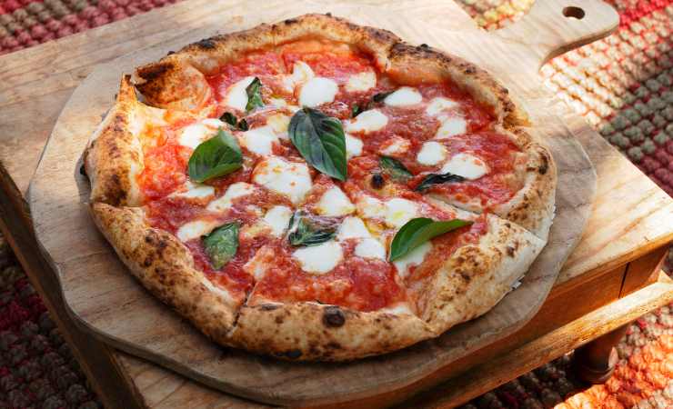 pizza Margherita su tagliere