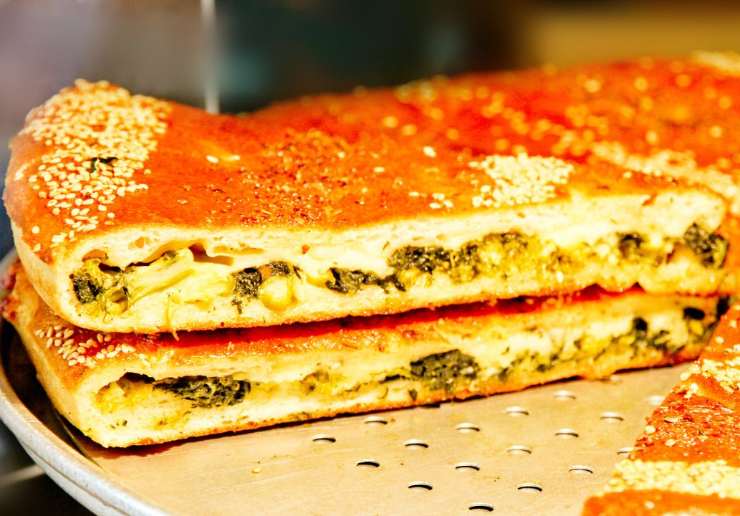 fetta di focaccia con i broccoli